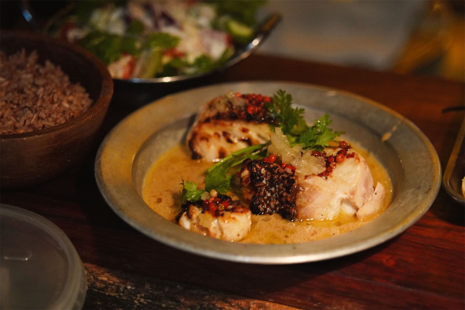 Peixe grelhado com borra de manteiga de garrafa, prato assinatura do Gracinha em Olinda